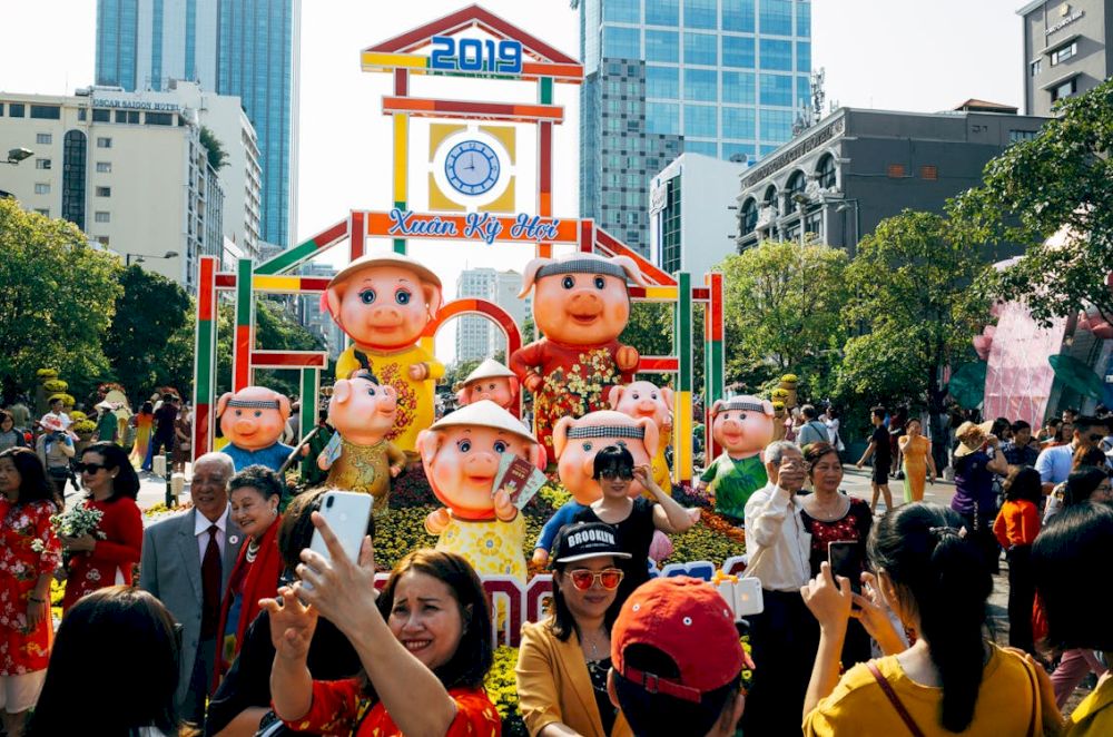 Streets and homes are adorned with vibrant flowers and decorations, symbolizing good fortune for Tet (Source: Pexels)